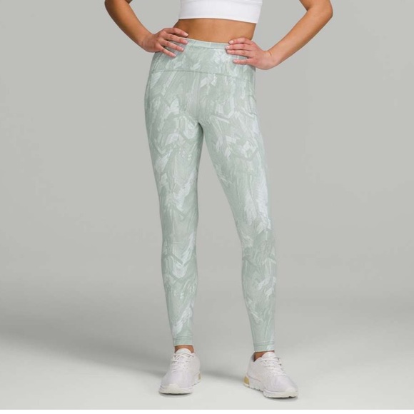 Swift Speed High-Rise Tight 28"
Reverberate Chevron Jacquard Silver Blue… - Picture 5 of 10